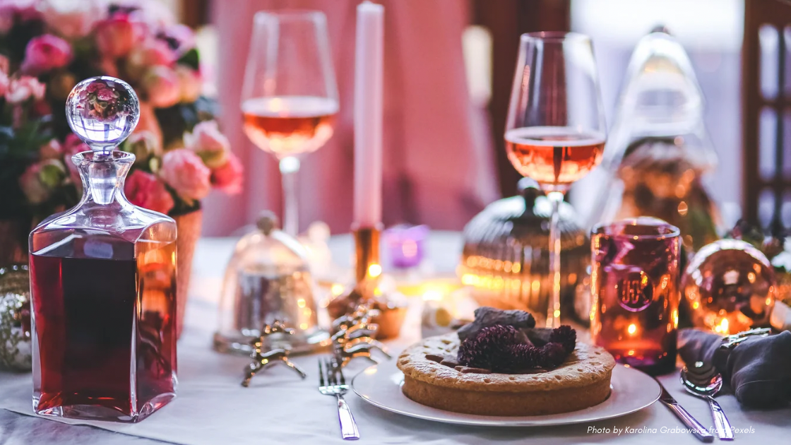 Hospitality etiquette | beautiful dinner table in hues of pink, ivory, gold, and red
